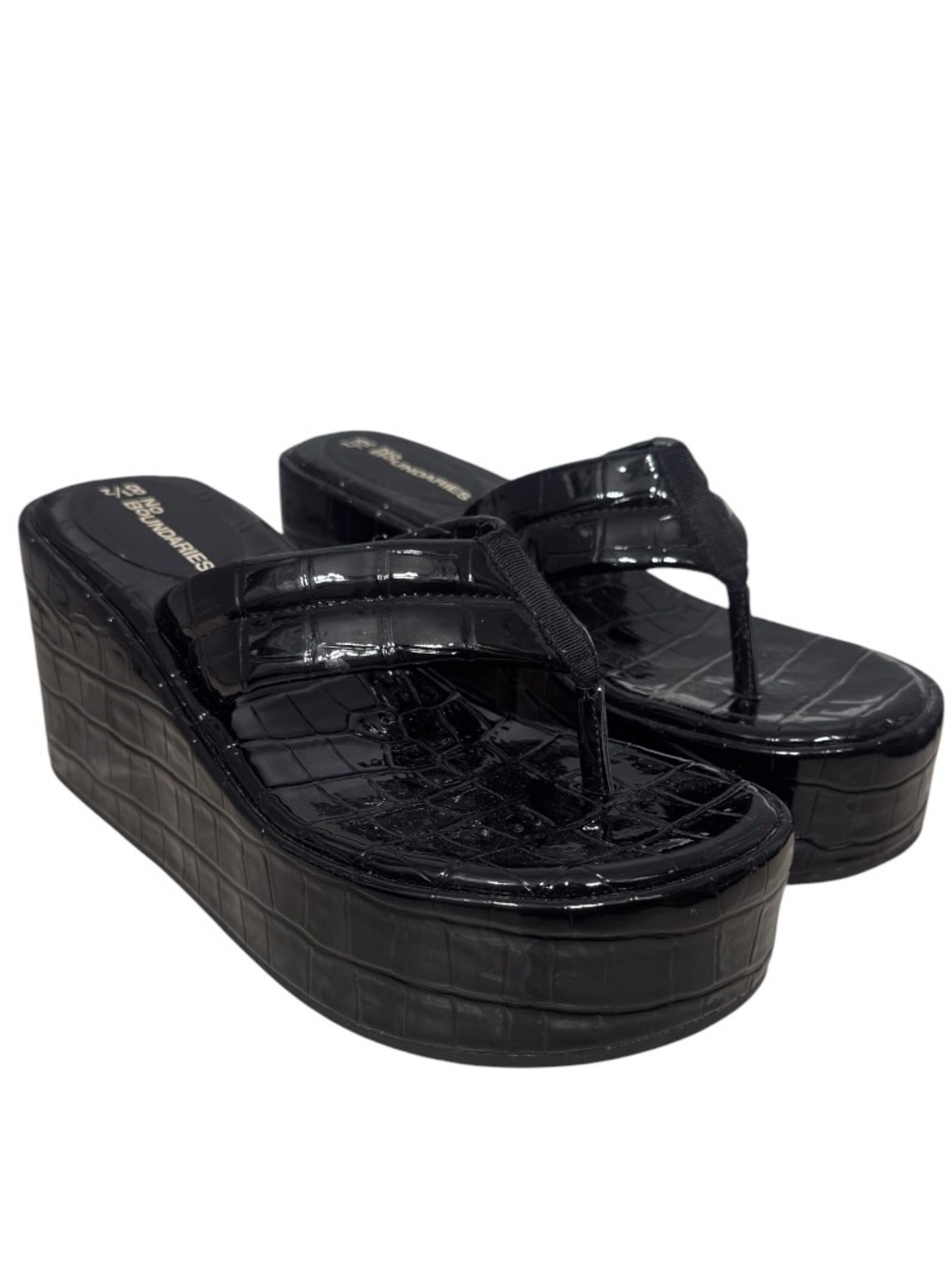 No Boundaries Women's Embossed Black Faux Leather Platform Thong Sandals EUC